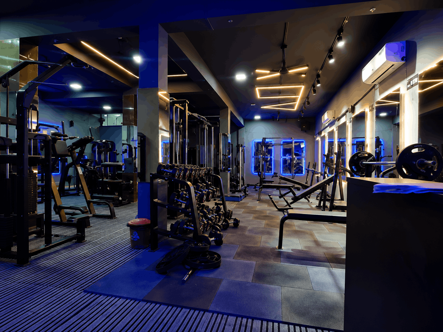 Strength training area Everytime Fitness South Extension